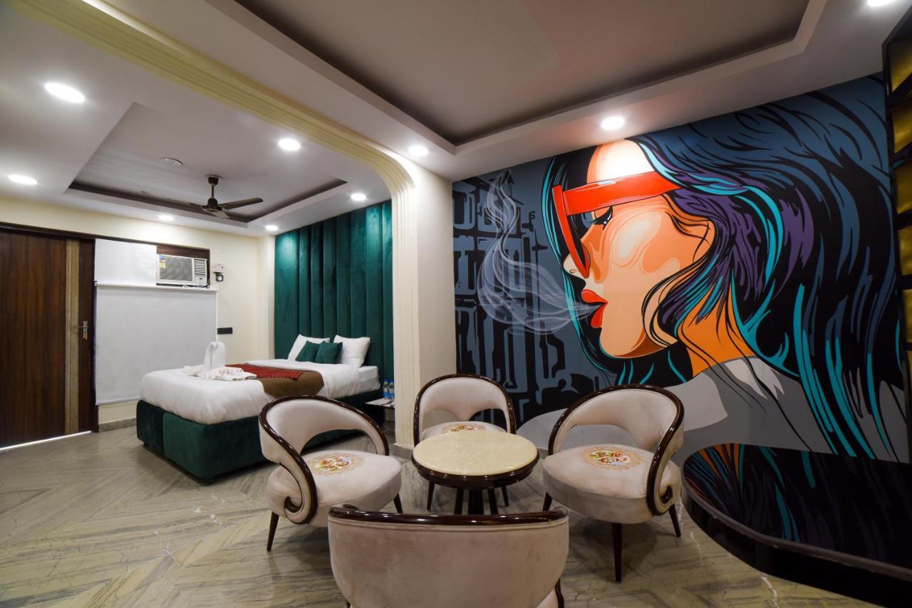 The Twenties Kamla Nagar Hotel